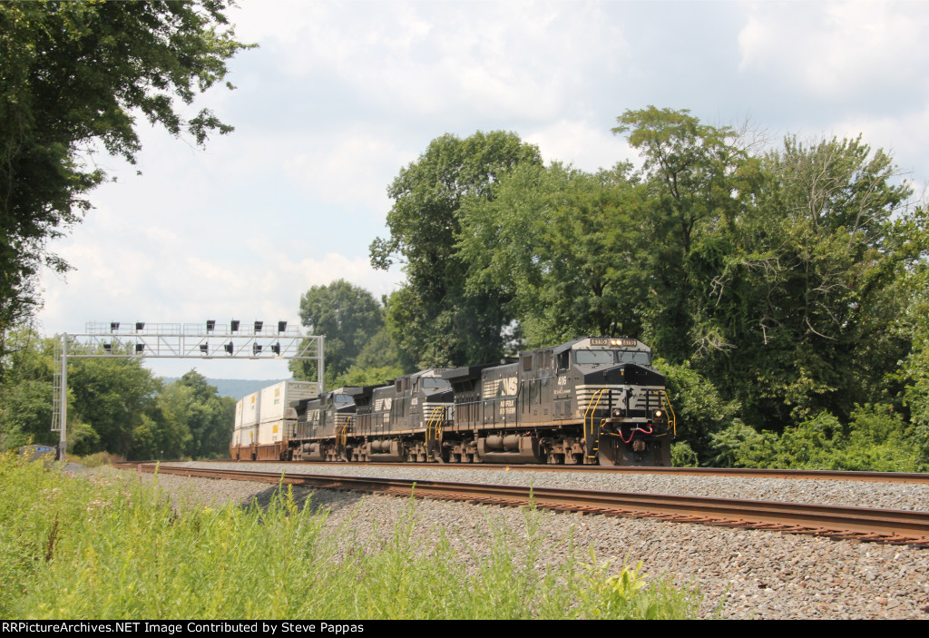 NS 4116 leads an eastbound container train thrugh CovePA